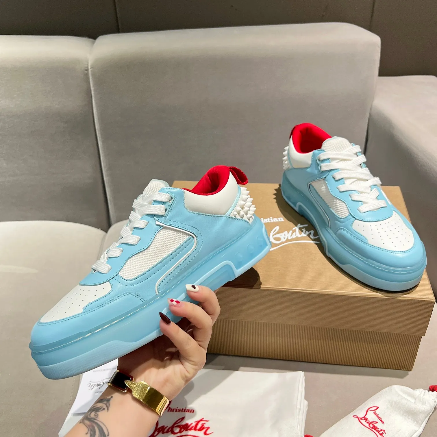 Men's shoes 💰700 🌹🌹🌹̋ Wang Junkai Yang Mi Xu Kai Zhang Jingyi Ding Chengxin Chen Muchi Wang Ziyi Same style Christian Louboutin 2024 [New product] ASTROLOUBI unisex thick-soled sports shoes red-soled shoes perfectly integrate fashion and sports, The fabrics are made of luxurious calfskin, soft suede, smooth satin and laminated leather, and the back is decorated with classic rivets. The interior is blended with a knitted tongue for added durability, breathability and quick-drying comfort. The outsole is made of a combination of EVA foam and imported rubber, and the colorful CL iconic letters on the side of the outsole show the brand's unique style. It is a ceiling-level comfortable skate shoe! ! ! Multiple colors available, currently men’s sizes 39--45 (women’s sizes 35--40, currently being updated)